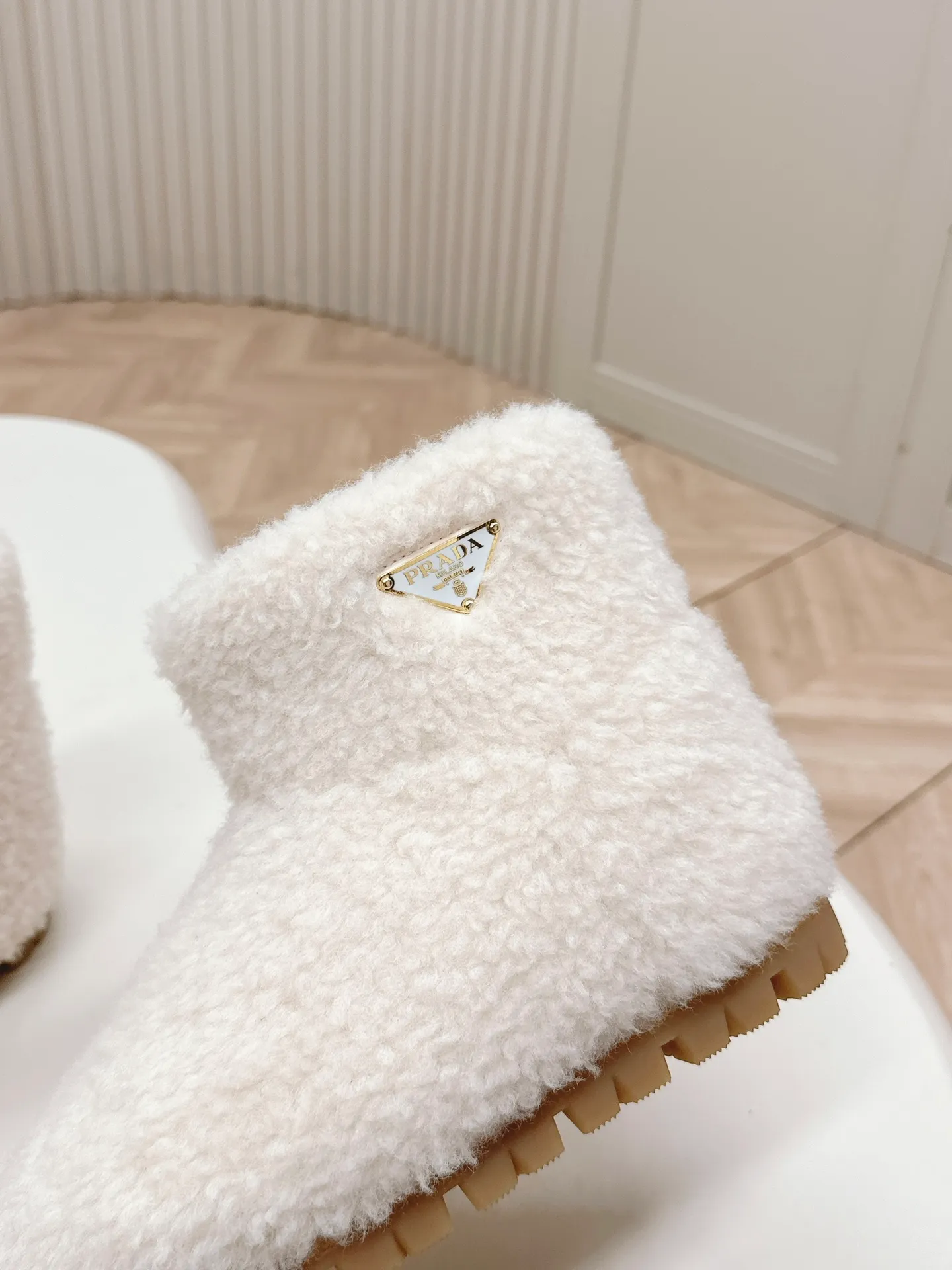👟👟Ex-factory price 560👟👟 Prada prada24 autumn and winter furry short boots snow boots． The classic triangle buckle is comfortable, cute, cute, fashionable, elegant and versatile. The wool is comfortable and soft, awakening the warmth of autumn and winter. Let you walk comfortably from morning to night. You can easily manage the changing seasons. Wool, original outsole! 35-40 yards
